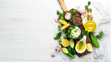 Geleneksel Yunan Sosu. Salatalık, limon, tereyağı ve sarımsak. Üst Manzara. Metnin için boş yer.