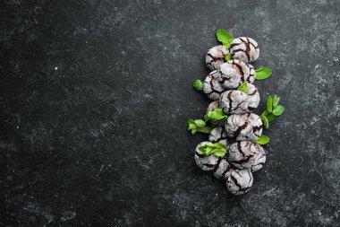 Naneli ve şekerli çikolatalı kurabiyeler. Üst görünüm.