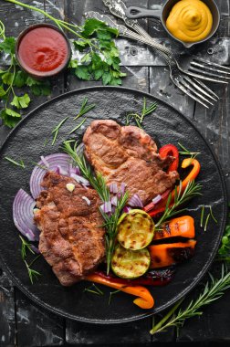 Biftek. Biberiye ve baharatlı sulu dana biftek. Üst Manzara. Barbekü.