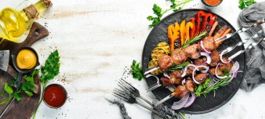 Izgara dana şiş ve ızgara sebze. Üst Manzara. Barbekü.