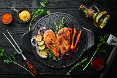 Baharatlı ve biberiyeli fırında tavuk göğsü. Üst Manzara. Barbekü..