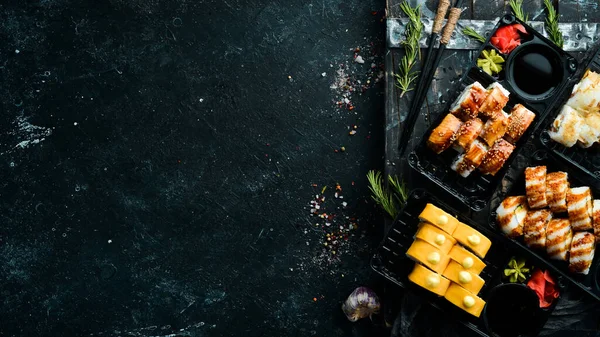 Voedsellevering Set Sushi Broodjes Met Vis Kaas Sauzen Japans Traditioneel — Stockfoto