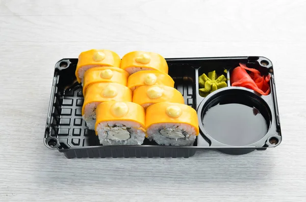 Entrega Comida Japonesa Sushi Rola Com Queijo Wasabi Molho Soja — Fotografia de Stock