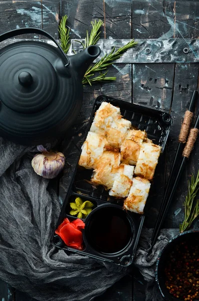 Sushi Broodjes Met Kaas Tonijn Chips Wasabi Sojasaus Een Plastic — Stockfoto