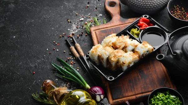 Sushi Rullar Med Ost Och Tonfiskchips Wasabi Och Sojasås Plastlåda — Stockfoto