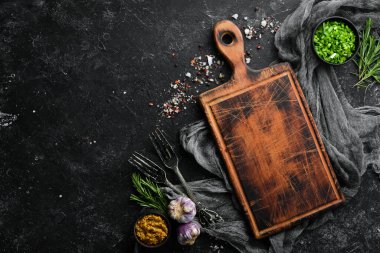 Yemek arkaplanı. Baharat ve otlarla dolu mutfak masası. Üst görünüm.