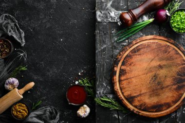 Yemek arkaplanı. Baharat ve otlarla dolu mutfak masası. Üst görünüm.