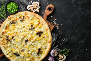 Tavuk, ananas ve mantarlı Hawaii pizzası. Kırsal tarzda. Üst görünüm.