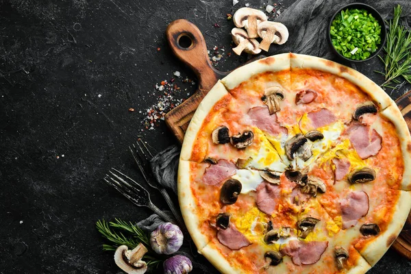 Utsökt Hemlagad Pizza Italienskt Kök Livsmedelsleverans Ovanifrån — Stockfoto