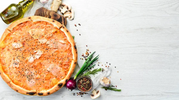 Pizza Mit Lachs Und Tomatensauce Italienische Küche Essensausgabe Ansicht Von — Stockfoto