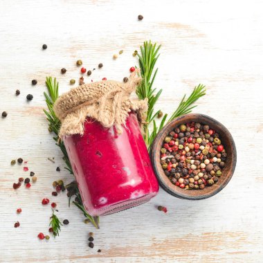 Cam kavanozda yaban turpu ve pancar sosu. Üst görünüm.