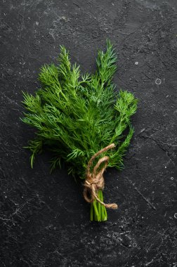 Masada taze yeşil dereotu var. Üst görünüm.