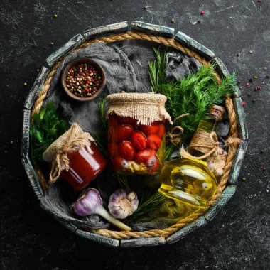 Cam kavanozda vişneli domates turşusu. Yiyecek stokları. Üst görünüm.