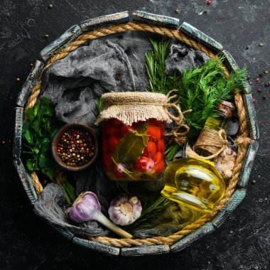 Cam kavanozda vişneli domates turşusu. Yiyecek stokları. Üst görünüm.