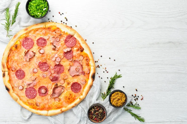 식탁에 베이컨 살라미와 피자를 열광적 스타일 위에서 — 스톡 사진