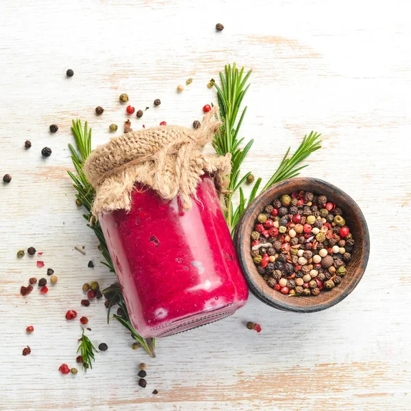 Cam kavanozda yaban turpu ve pancar sosu. Üst görünüm.