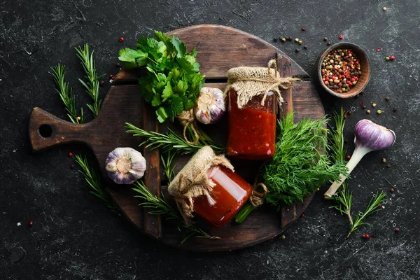 Cam kavanozda konserve domates sosu. Yiyecek stokları. Üst görünüm..