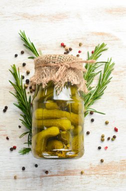 Cam kavanozda salatalık turşusu. Yiyecek stokları. Üst görünüm.