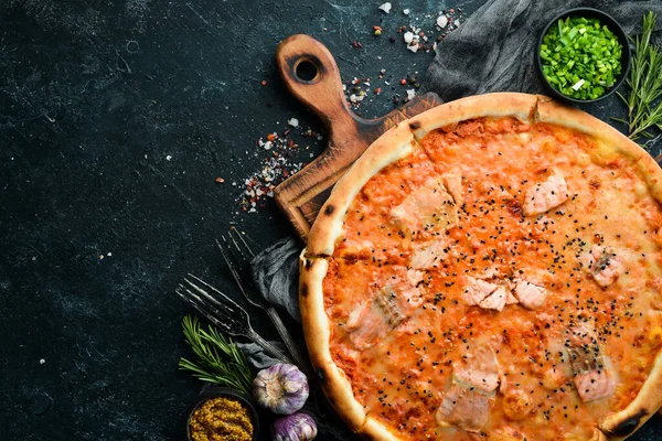 연어와 토마토 소스를 곁들인 이탈리아 배달이요 위에서 — 스톡 사진