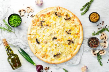 Tavuk, ananas ve mantarlı Hawaii pizzası. Kırsal tarzda. Üst görünüm.