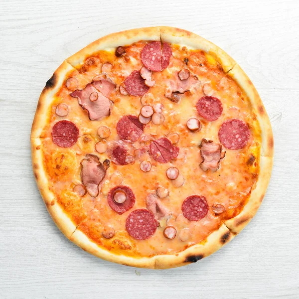 Domowej Roboty Pizza Bekonem Salami Stole Styl Rustykalny Widok Góry — Zdjęcie stockowe