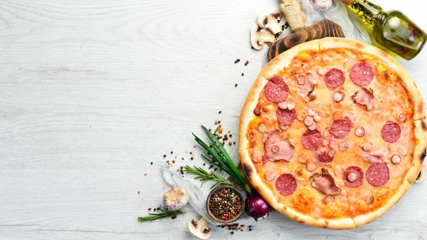 テーブルの上にベーコンとサラミの自家製ピザ 素朴なスタイルだ トップ表示 — ストック写真