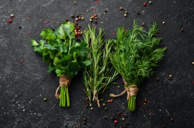 Taze yeşil biberiye, maydanoz ve dereotu masaya. Üst görünüm.