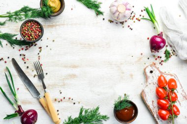 Beyaz mutfak geçmişi. Mutfak tahtası, sebzeler ve baharatlar beyaz ahşap arka planda. Üst görünüm.