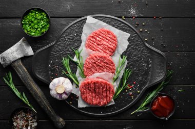 Baharatlı bir burger için çiğ pirzola. - Et. Üst Manzara. Metnin için boş yer.