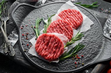 Baharatlı bir burger için çiğ pirzola. - Et. Üst Manzara. Metnin için boş yer.