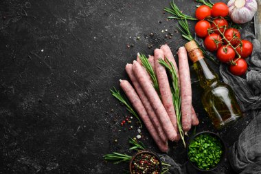 Barbekü için baharatlı çiğ tavuk sosisi. Üst Manzara. Metnin için boş yer.