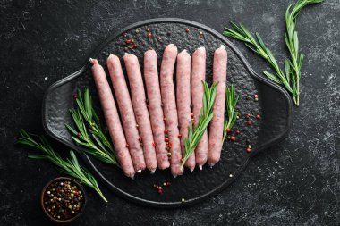 Barbekü için baharatlı çiğ tavuk sosisi. Üst Manzara. Metnin için boş yer.