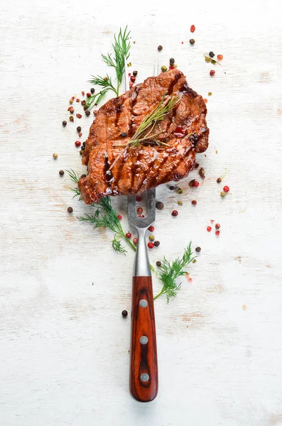 フォークで豚肉のステーキを焼きます バーベキューメニュー トップ表示 — ストック写真