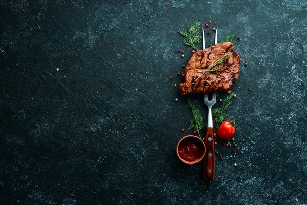 在叉子上烤猪肉牛排 烤肉菜单 顶部视图 — 图库照片