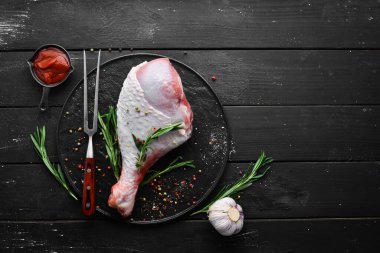 Çiğ hindi budu ve baharat. Hindi eti. Üst Manzara. Metnin için boş yer.