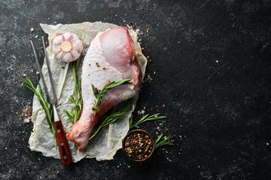 Çiğ hindi budu ve baharat. Hindi eti. Üst Manzara. Metnin için boş yer.