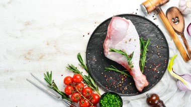 Çiğ hindi budu ve baharat. Hindi eti. Üst Manzara. Metnin için boş yer.