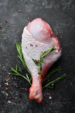 Çiğ hindi budu ve baharat. Hindi eti. Üst Manzara. Metnin için boş yer.