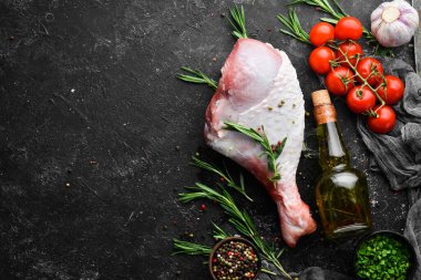 Çiğ hindi budu ve baharat. Hindi eti. Üst Manzara. Metnin için boş yer.