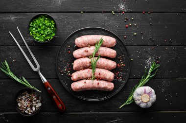 Baharatlı ve sebzeli çiğ ızgara sosis. Üst Manzara. Metnin için boş yer.