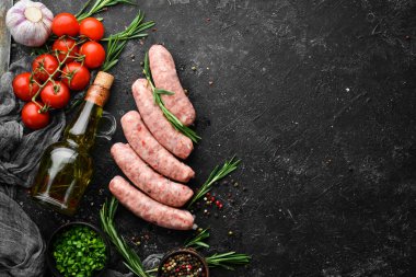 Baharatlı ve sebzeli çiğ ızgara sosis. Üst Manzara. Metnin için boş yer.