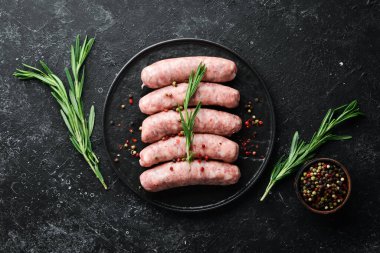 Baharatlı ve sebzeli çiğ ızgara sosis. Üst Manzara. Metnin için boş yer.