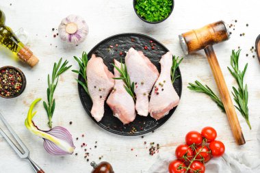 Biberiye, baharat ve sebzeli çiğ tavuk budu. Üst Manzara. Metnin için boş yer.