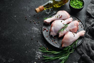 Biberiye, baharat ve sebzeli çiğ tavuk budu. Üst Manzara. Metnin için boş yer.