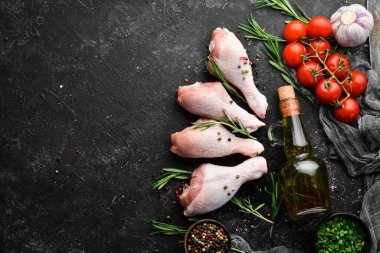 Biberiye, baharat ve sebzeli çiğ tavuk budu. Üst Manzara. Metnin için boş yer.