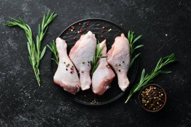 Biberiye, baharat ve sebzeli çiğ tavuk budu. Üst Manzara. Metnin için boş yer.