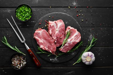 Biberiye ve baharatlı çiğ biftek. Üst Manzara. Metnin için boş yer.