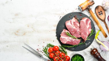 Biberiye ve baharatlı çiğ biftek. Üst Manzara. Metnin için boş yer.