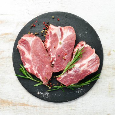 Biberiye ve baharatlı çiğ biftek. Üst Manzara. Metnin için boş yer.