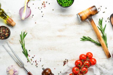 Beyaz ahşap yemek afişi. Metnin için boş yer.